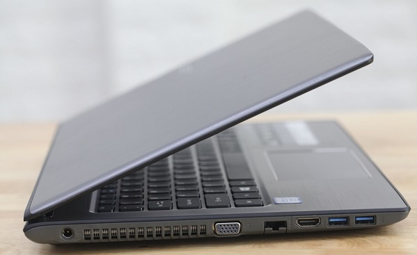 Cạnh phải của máy