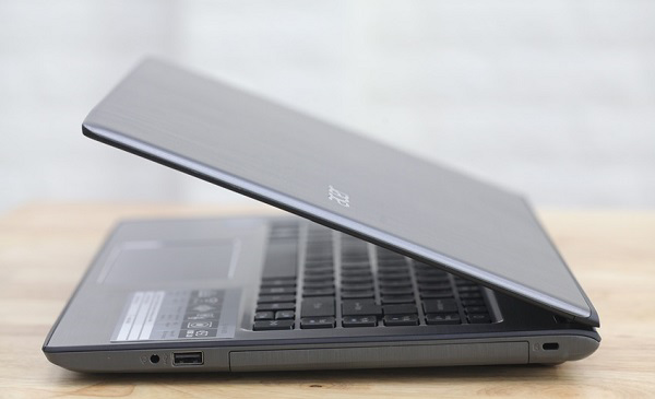 Cạnh phải của máy