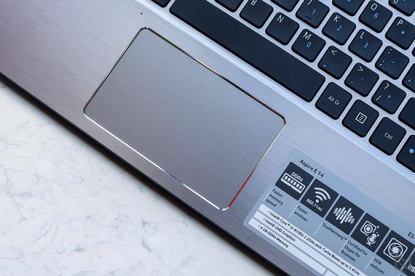 Touchpad có kích thước rộng và phản hồi nhanh hơn