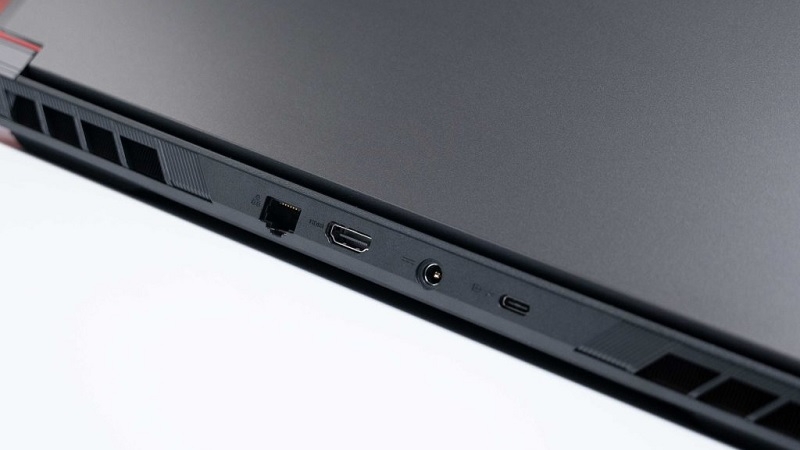 Cạnh sau của dòng laptop Acer Shadow Knight SH16-74-7W41