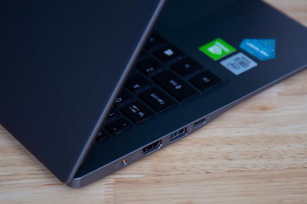 Cạnh trái của máy