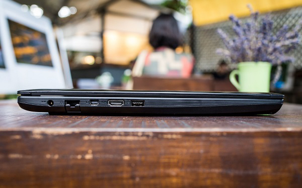 Cạnh trái của máy