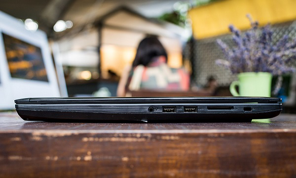 Cạnh phải của máy