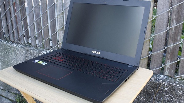 Asus FX502VM trông khá dày và nặng
