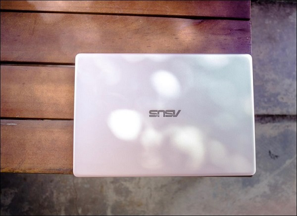 Chiếc laptop được làm bằng chất liệu hợp kim nhôm magiê