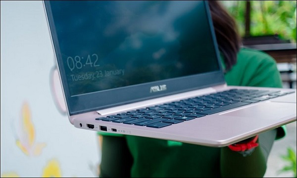 Cạnh trái của máy