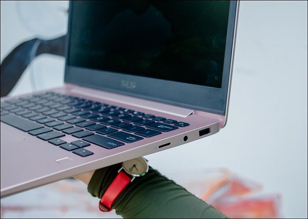 Cạnh phải của máy