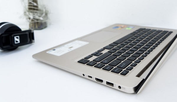 Cạnh phải của máy