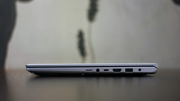 Cạnh phải của máy