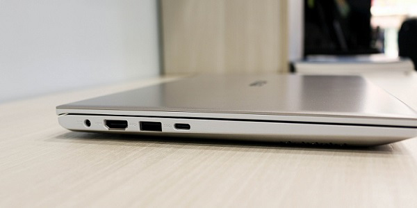 Cạnh trái của máy