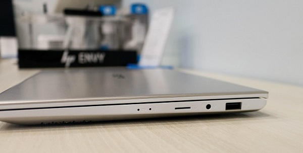 Cạnh phải của máy