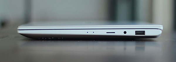 Cạnh phải của máy