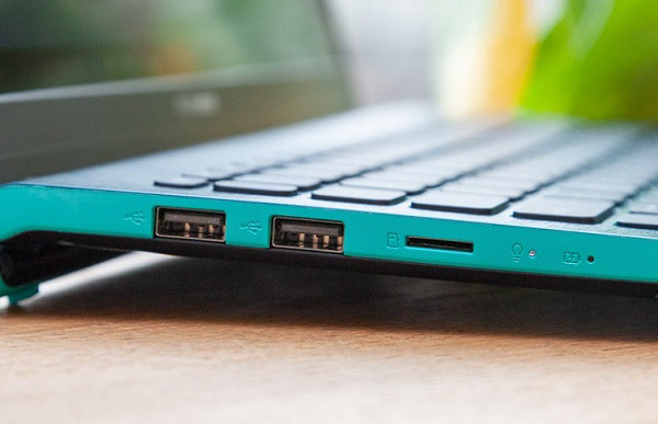 Cạnh trái của máy