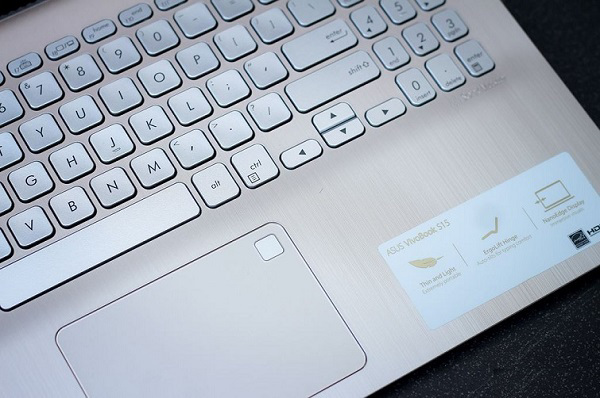 Touchpad có kích thước vừa vặn và hợp lý