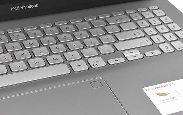 Cảm biến vân tay được đặt ở trên bề mặt của Touchpad