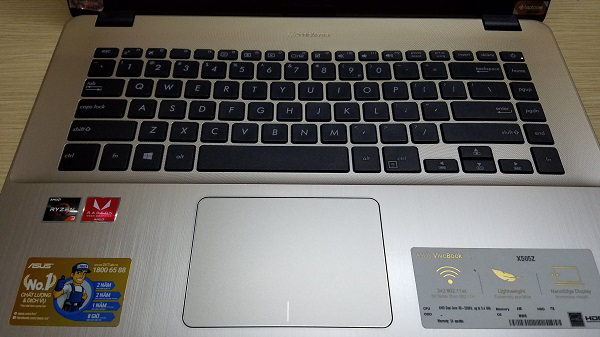 Touchpad khá rộng, với bề mặt nhám