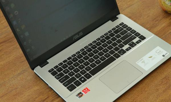 Touchoad khá rộng, với bề mặt nhám