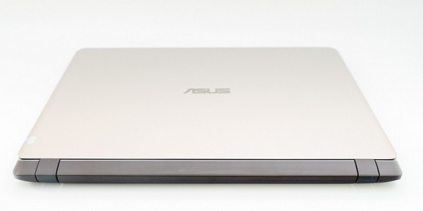 Mặt nắp lưng máy được thiết kế với những vân sọc chìm