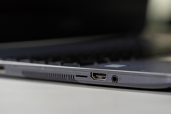 Cạnh trái của máy