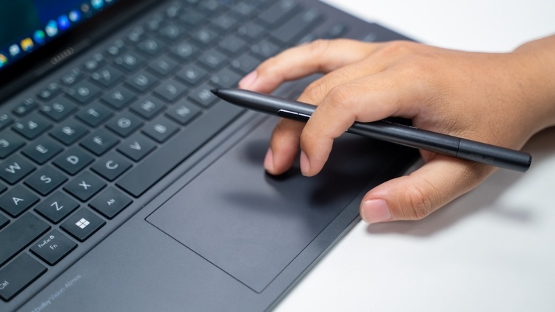 Touchpad của dòng laptop Asus Zenbook Duo OLED UX8406MA-PZ142W