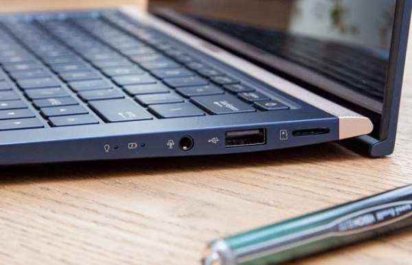 Cạnh phải của máy