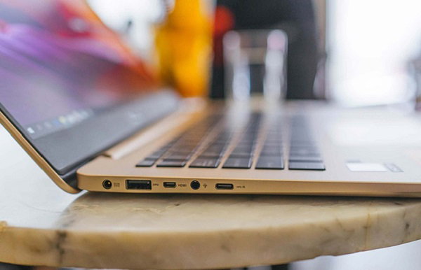 Cạnh trái của máy