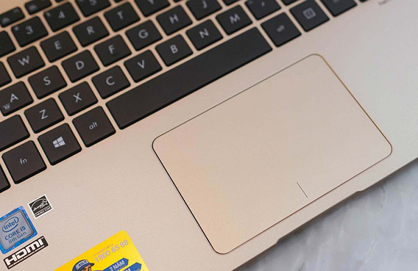 Touchpad rất trơn mượt, nhạy và cũng sáng bóng