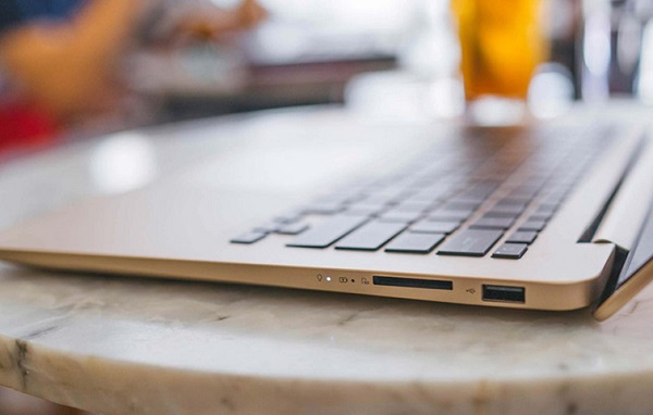 Cạnh phải của máy