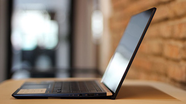 Cạnh phải của máy