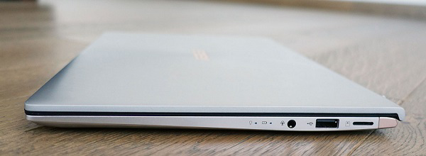 Cạnh phải của máy