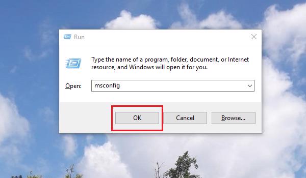 windows + R rồi sau đó gõ lệnh msconfig vào khung Open