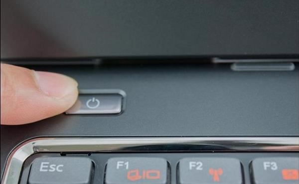 Bật nút nguồn của máy