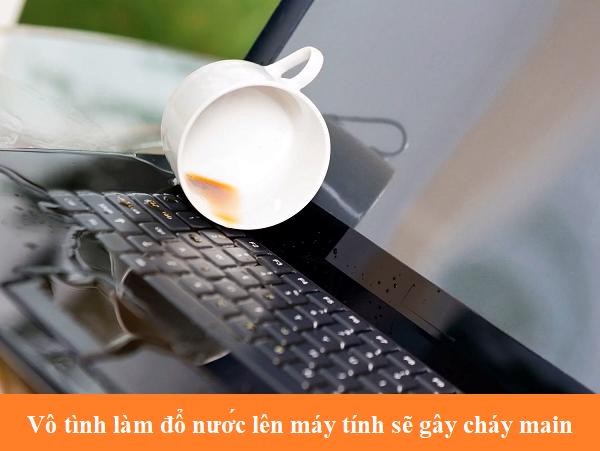 Vô tình làm đổ nước lên máy tính sẽ gây cháy main