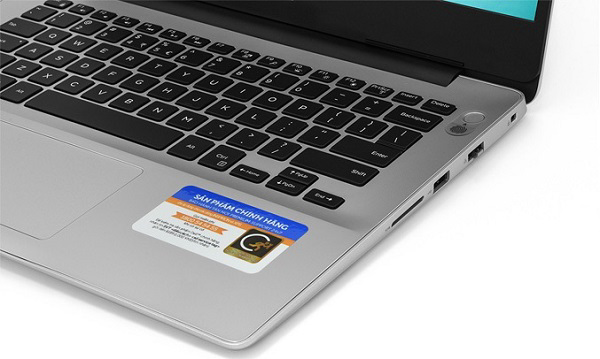 Cạnh phải của máy