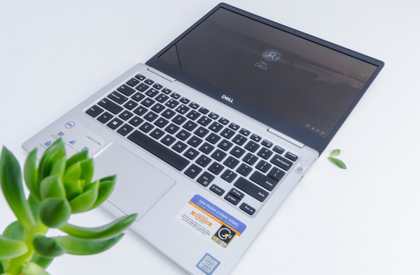 Chiếc bản lề này cho khả năng mở máy gần 180 độ