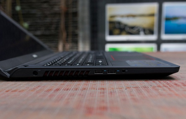 Cạnh trái của máy