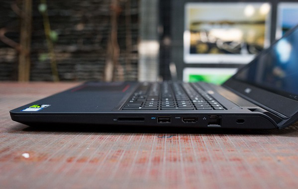 Cạnh phải của máy