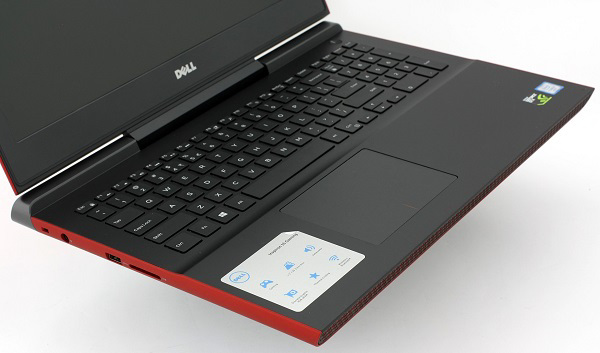 Touchpad hơi lệch về phía bên trái của máy