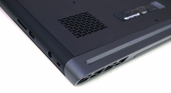 Cạnh trái của máy