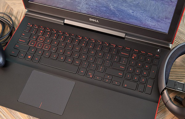 Touchpad khá là rộng và được thiết kế liền mạch với 2 nút chuột trái/phải