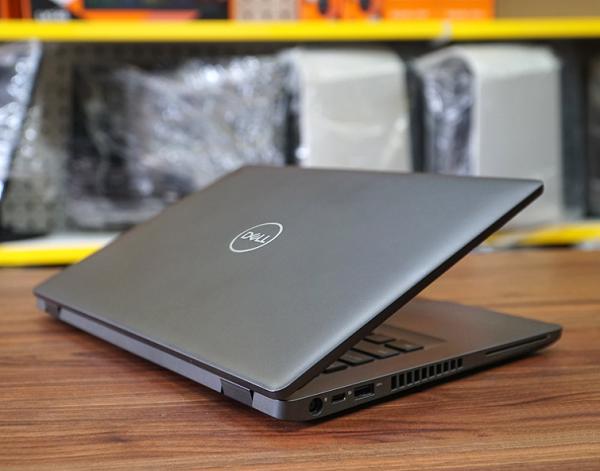 Khung máy của Dell Latitude 5400 được làm hoàn toàn từ các sợi carbon
