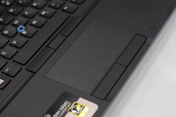 Touchpad được thiết kế rộng rãi có bề mặt được làm mịn