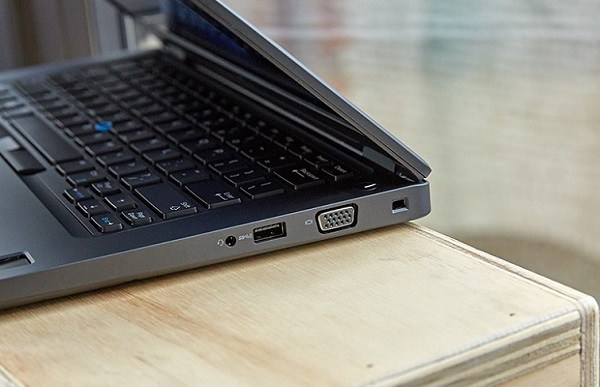 Cạnh phải của máy