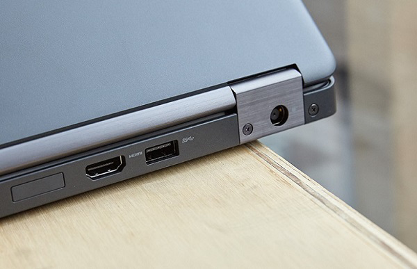 Cạnh sau máy tính