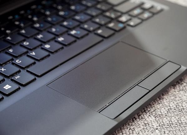 Touchpad được bao phủ bởi một lớp nhám