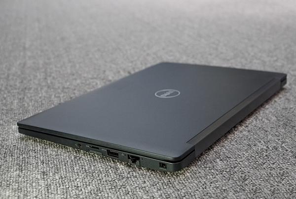 Cạnh phải của máy