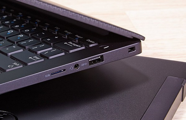 Cạnh phải của máy