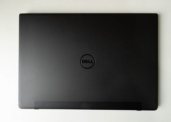 Phần nắp máy tính được gia cố bằng sợi Carbon và nhôm