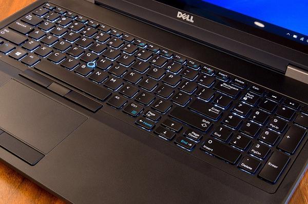 Bàn phím Dell Precison 3510 với kích thước lớn và bàn phím số phụ