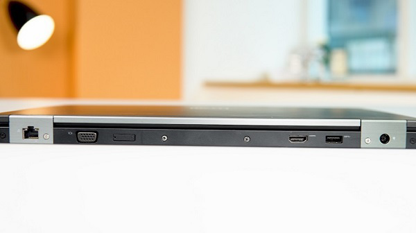 Cạnh sau của máy